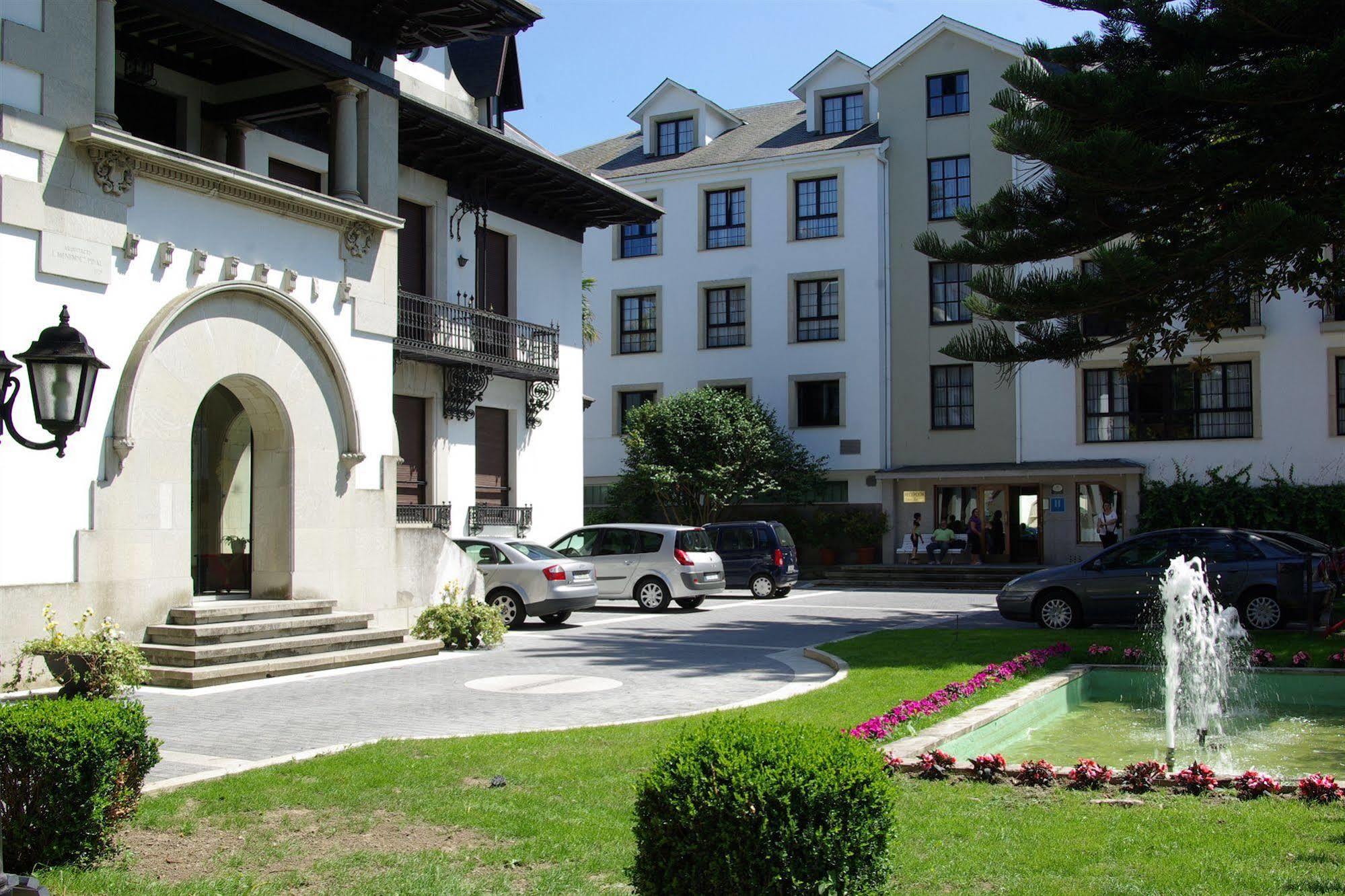 Hotel Y Apartamentos Arias Navia Extérieur photo